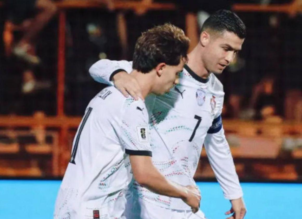 个笑哭的表, 己有义务维 个笑哭的表, 己有义务维